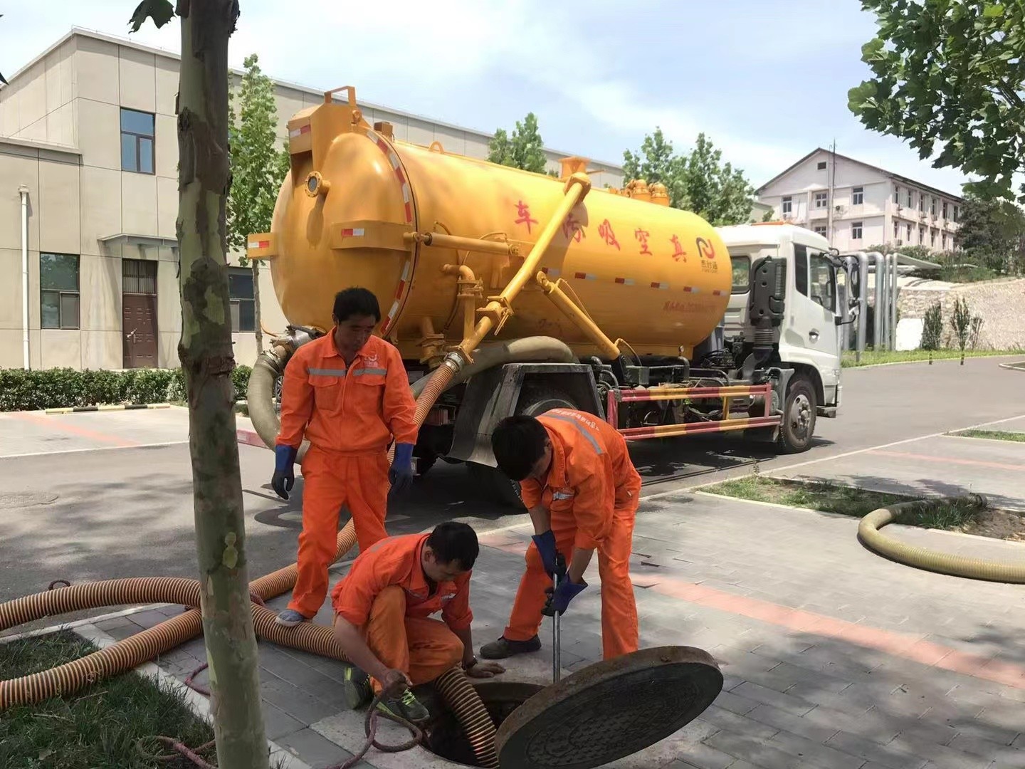 开江管道疏通车停在窨井附近