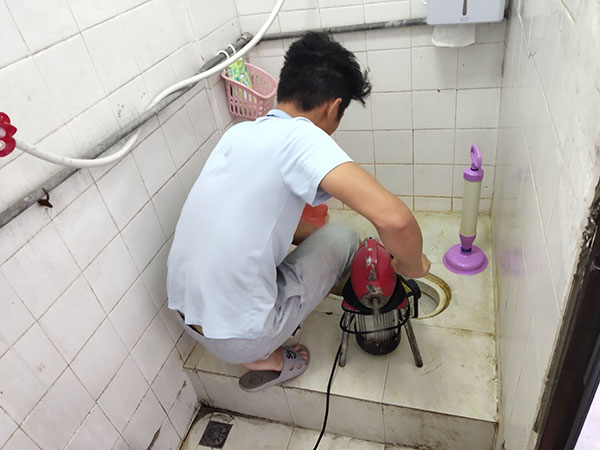 开江管道堵塞冒臭气 专业师傅现场解决问题
